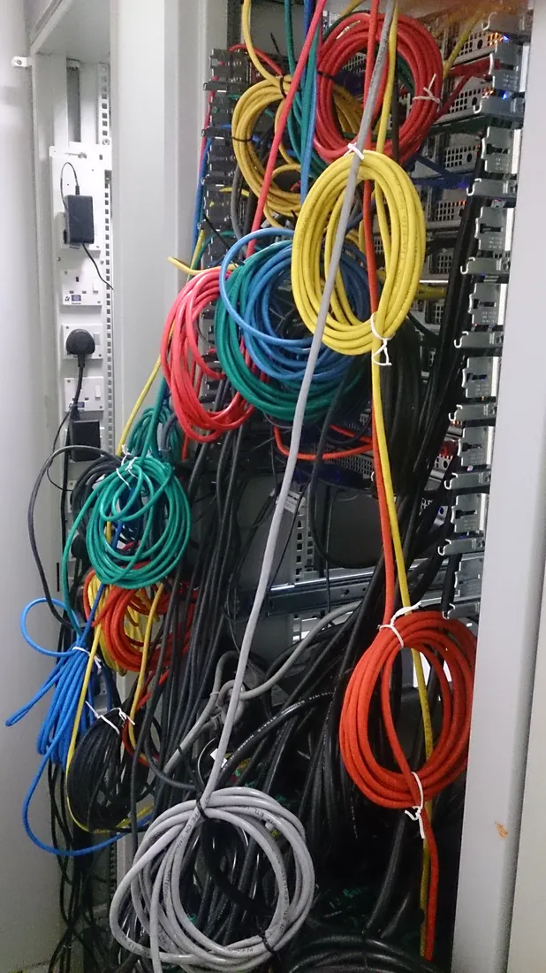 Una residencia de lujo puede tener decenas de equipos de streaming, automatización, cámaras y trabajo. Las funciones de un router doméstico no sustituyen un diseño RF medido ni infraestructura cableada mantenible.