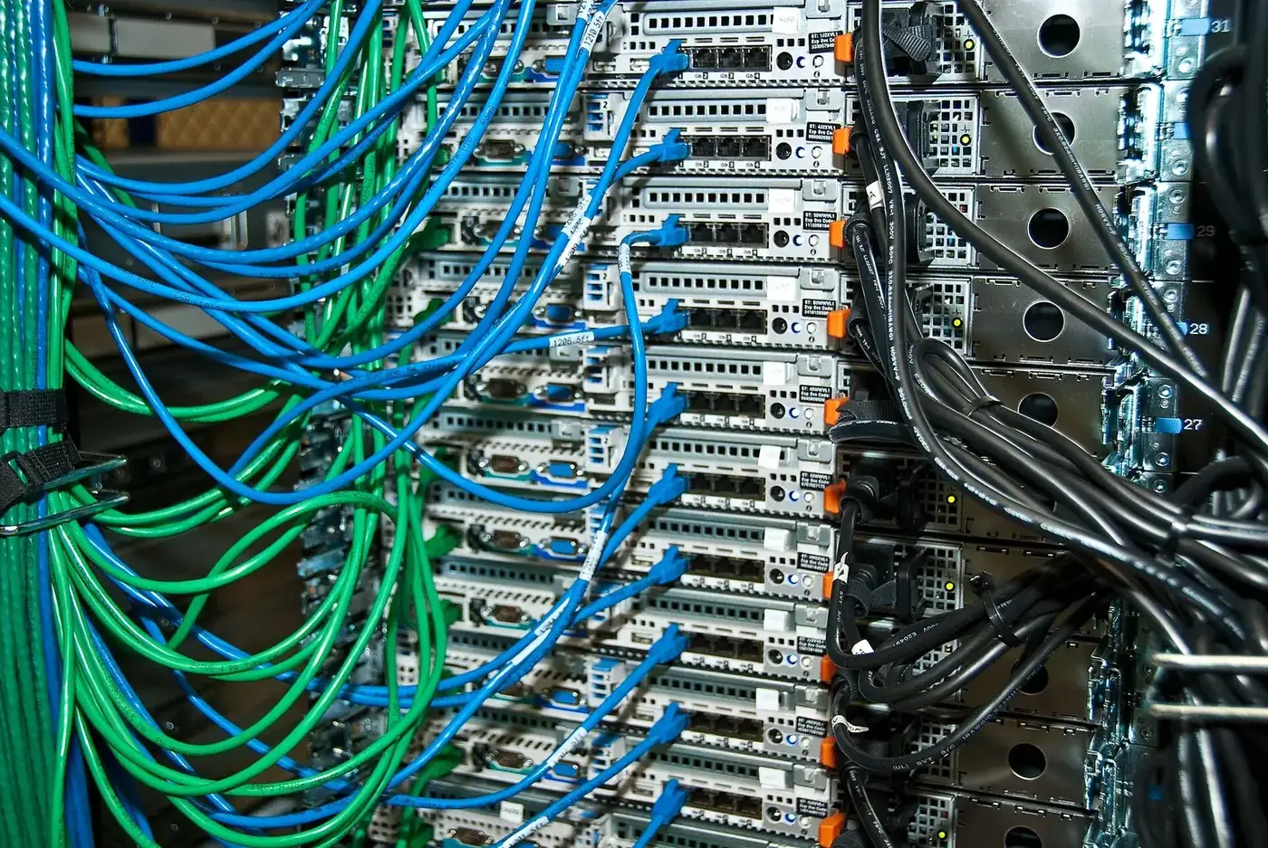 Profesional e inalámbrico no son opuestos: muchos sistemas profesionales combinan radio especializada con red, energía y backbone cableados.