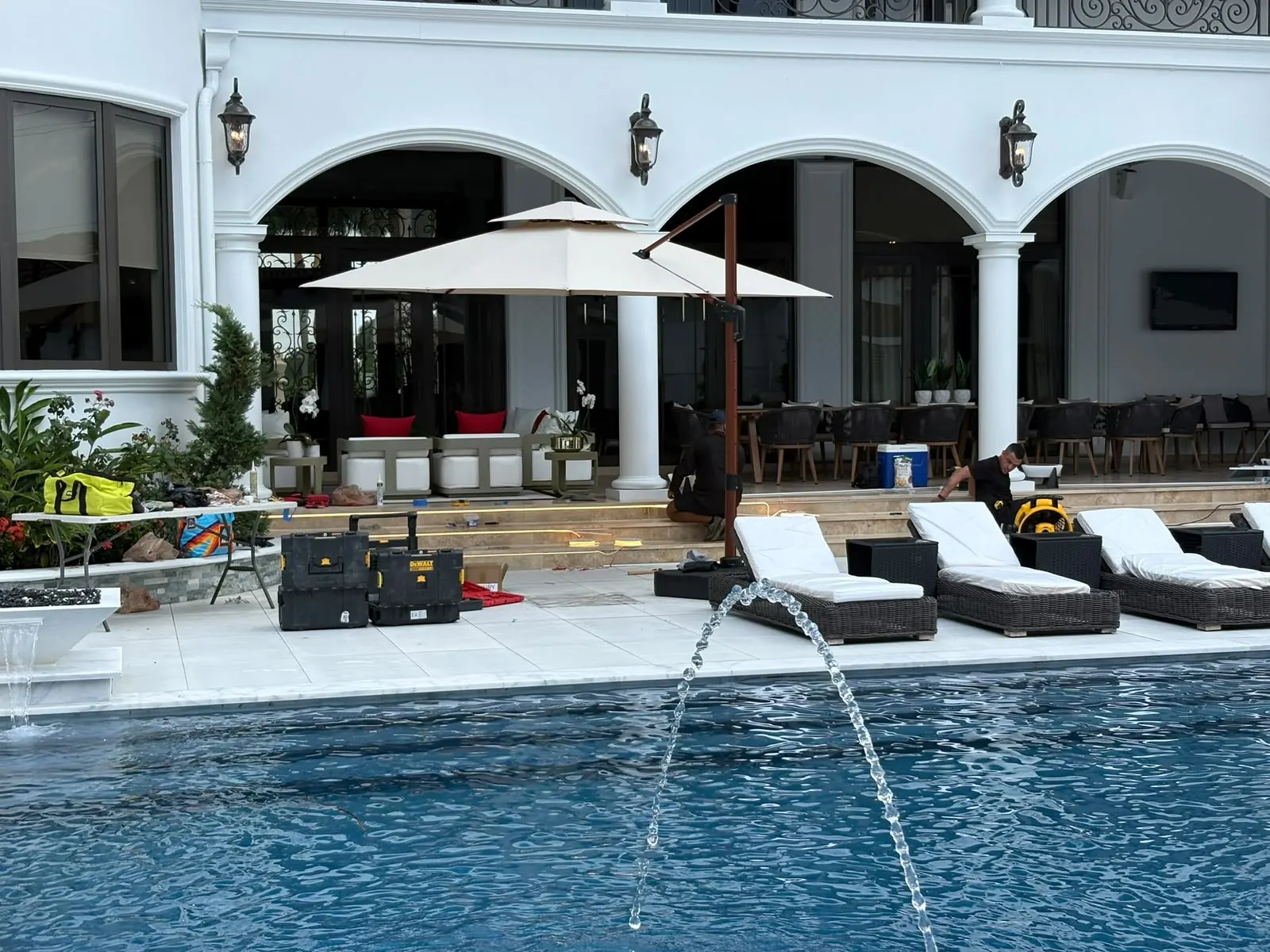 Diseñamos instalación de audio exterior para residencias y empresas del sur de Florida con planificación clara, instalación profesional y soporte continuo.