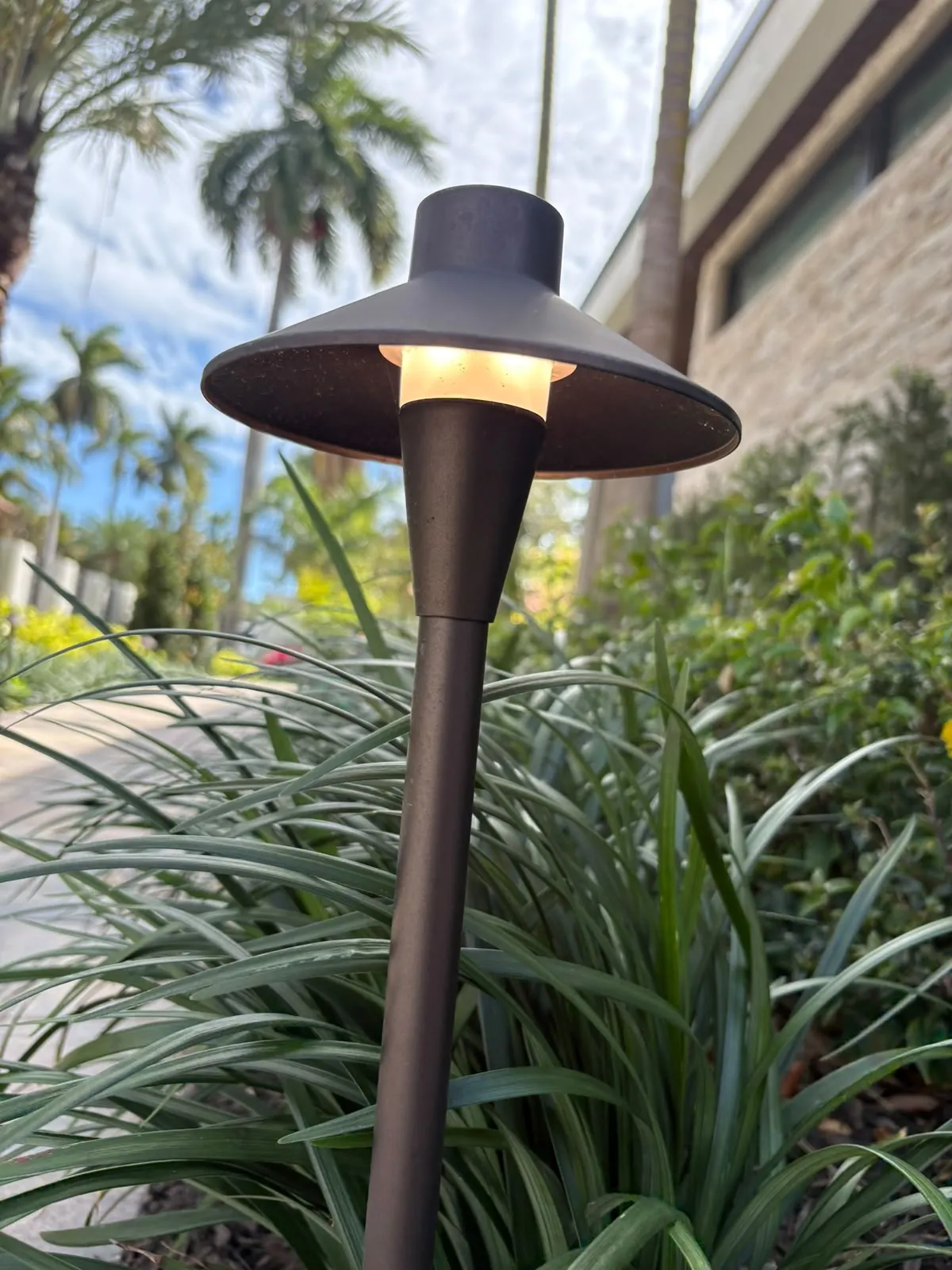 Diseñamos diseño de iluminación paisajística para residencias y empresas del sur de Florida con planificación clara, instalación profesional y soporte continuo.