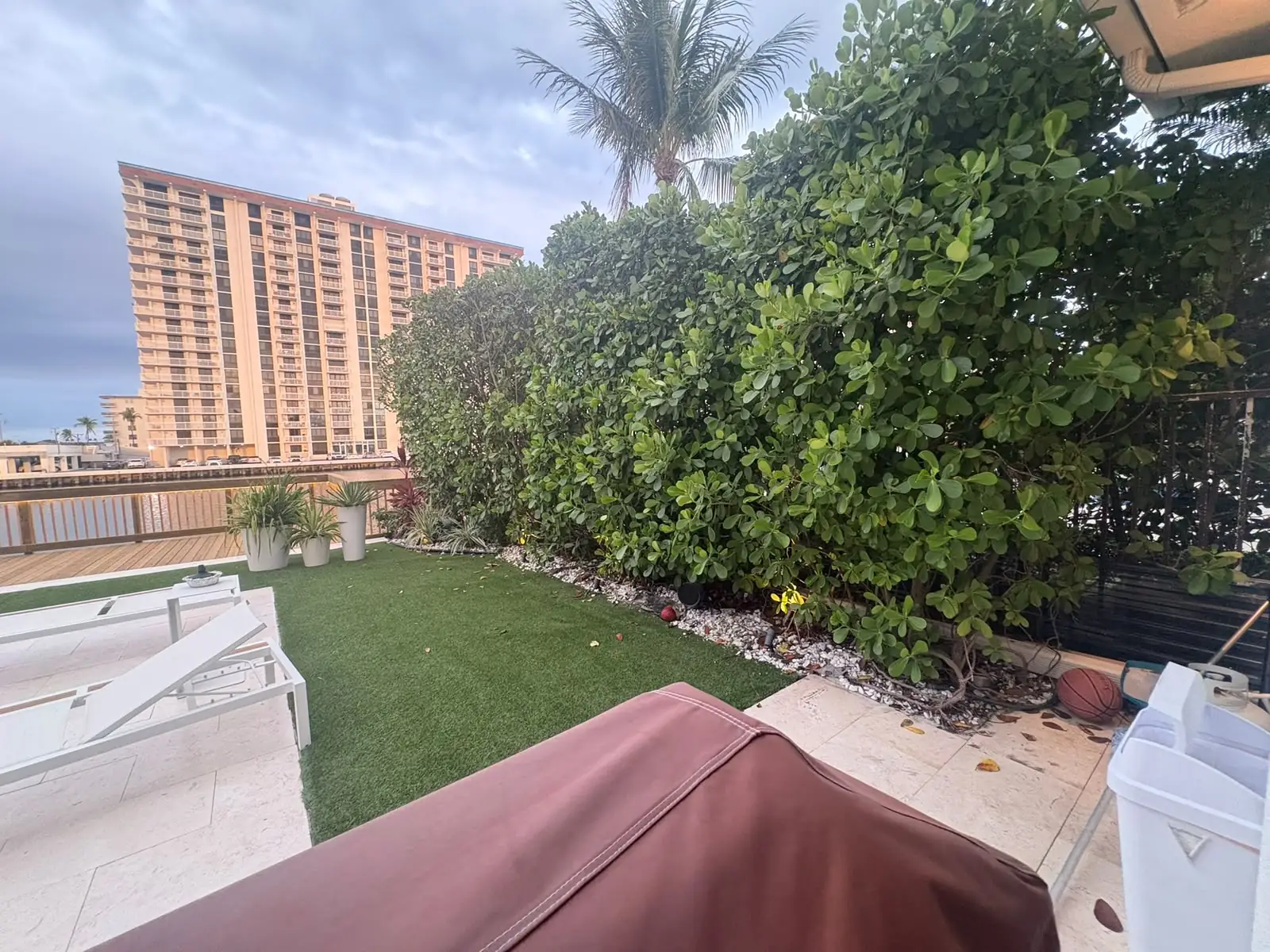 Diseñamos wi-fi para casas grandes para residencias y empresas del sur de Florida con planificación clara, instalación profesional y soporte continuo.