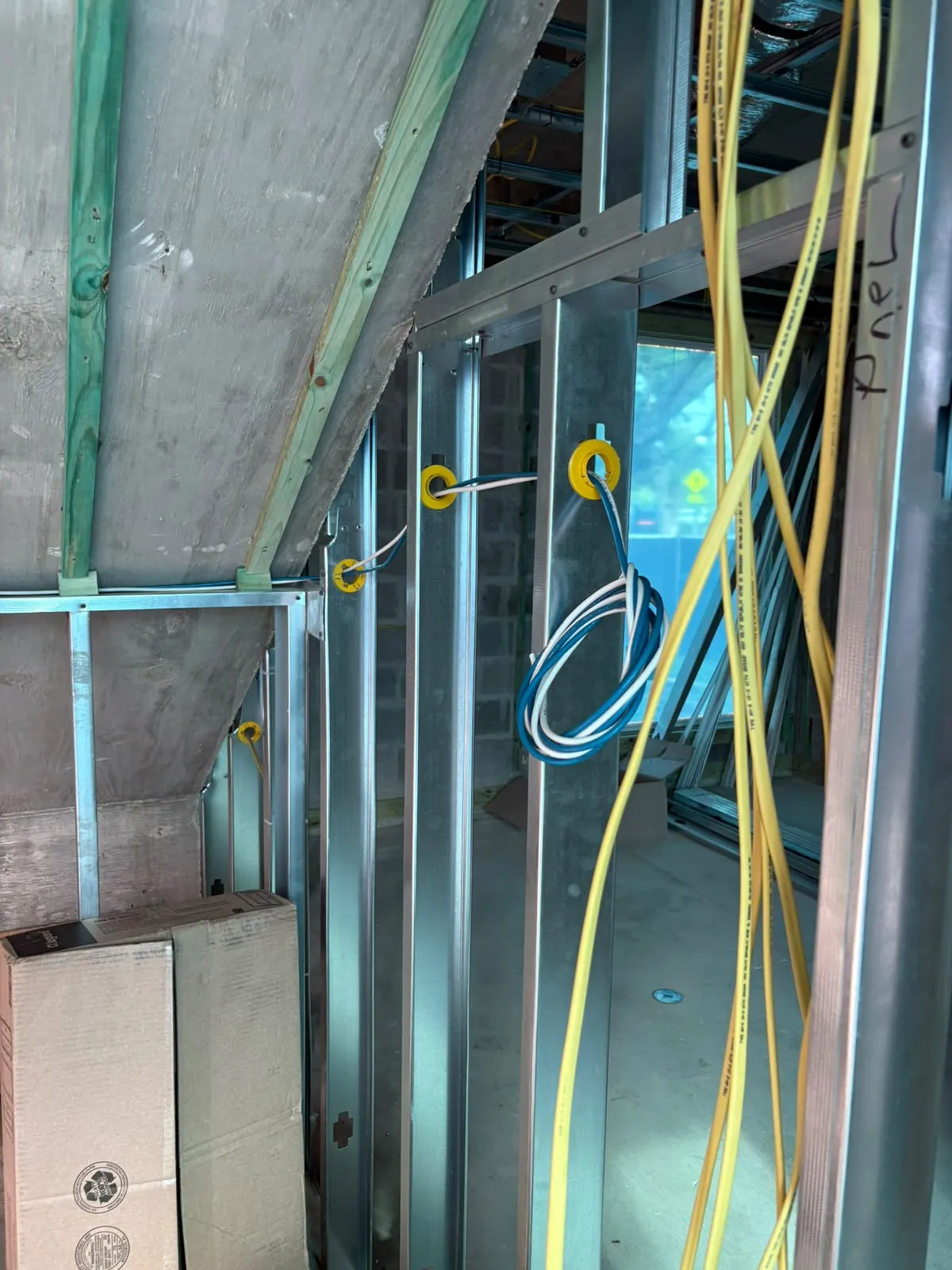 Diseñamos tecnología para constructores para residencias y empresas del sur de Florida con planificación clara, instalación profesional y soporte continuo.